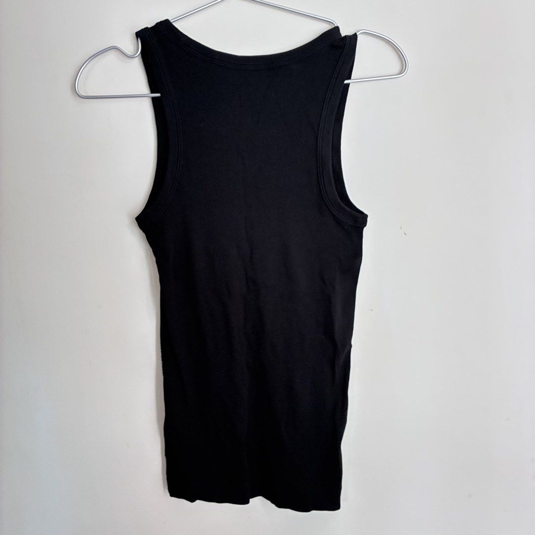 COS Black Ribbed Tank Top XS （分類：背心）位於 Hong Kong。 由 lalalaheyy 提交（商品編號 1447756646，圖片 3）。簡介： Minimalist racer back sports style. Sleek modern Black ribbed tank top from COS. Racerback style. Made from a comfortable stretch fabric. Size XS. Great basic piece for layering or wearing on its own. Easy to match with anything in your wardrobe.。