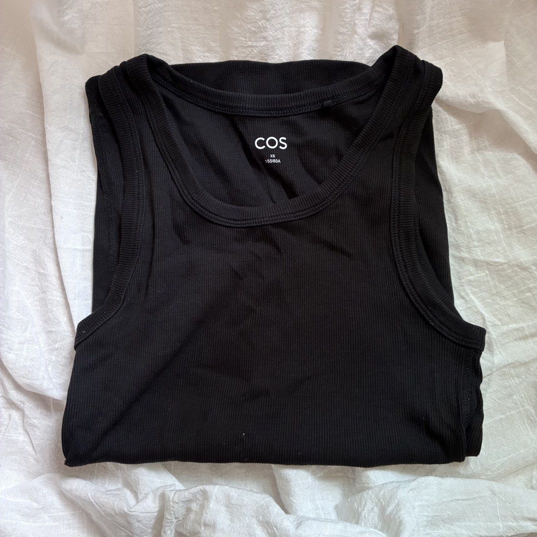 COS Black Ribbed Tank Top XS （分類：背心）位於 Hong Kong。 由 lalalaheyy 提交（商品編號 1447756646，圖片 2）。簡介： Minimalist racer back sports style. Sleek modern Black ribbed tank top from COS. Racerback style. Made from a comfortable stretch fabric. Size XS. Great basic piece for layering or wearing on its own. Easy to match with anything in your wardrobe.。
