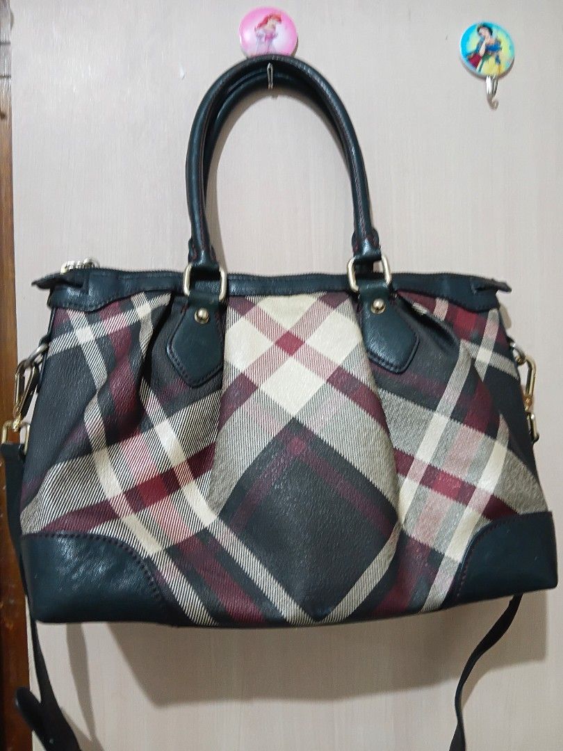 Daks medium checkered shoulder bag /hand bag | free shipping (Category: Shoulder Bags) located in Iloilo. Submitted by youronlinesister (Listing ID 1447718568, Image 2). Description: Daks hand bag| shoulder bag / free shipping may small card wallet sa front maganda preloved with signs of use metal hardwares tarnish and fadings nawala original puller replaced no original sling replaced by sisley pwede mong palitan ng sling para maging crossbody, p