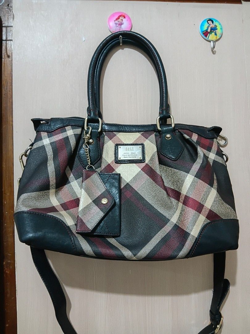 Daks medium checkered shoulder bag /hand bag | free shipping (Category: Shoulder Bags) located in Iloilo. Submitted by youronlinesister (Listing ID 1447718568, Image 1). Description: Daks hand bag| shoulder bag / free shipping may small card wallet sa front maganda preloved with signs of use metal hardwares tarnish and fadings nawala original puller replaced no original sling replaced by sisley pwede mong palitan ng sling para maging crossbody, p