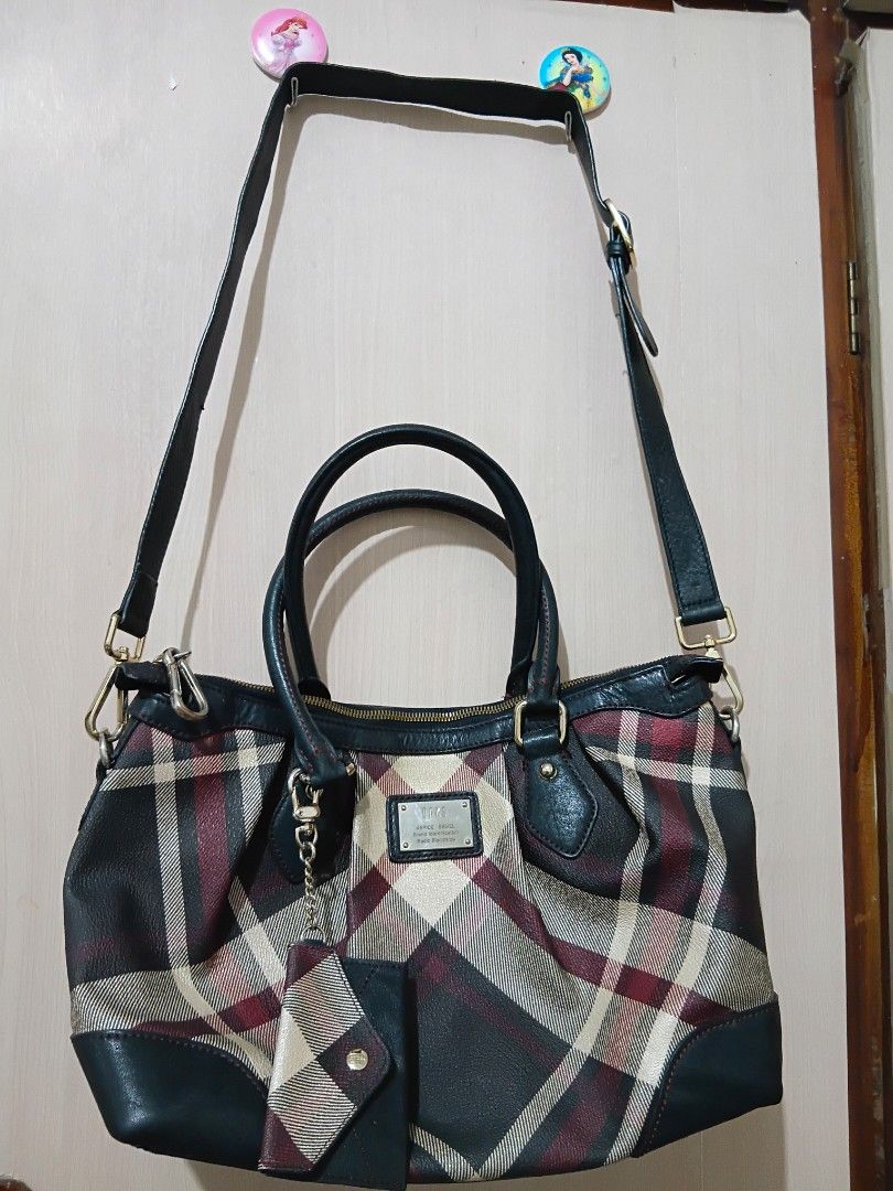 Daks medium checkered shoulder bag /hand bag | free shipping (Category: Shoulder Bags) located in Iloilo. Submitted by youronlinesister (Listing ID 1447718568, Image 3). Description: Daks hand bag| shoulder bag / free shipping may small card wallet sa front maganda preloved with signs of use metal hardwares tarnish and fadings nawala original puller replaced no original sling replaced by sisley pwede mong palitan ng sling para maging crossbody, p