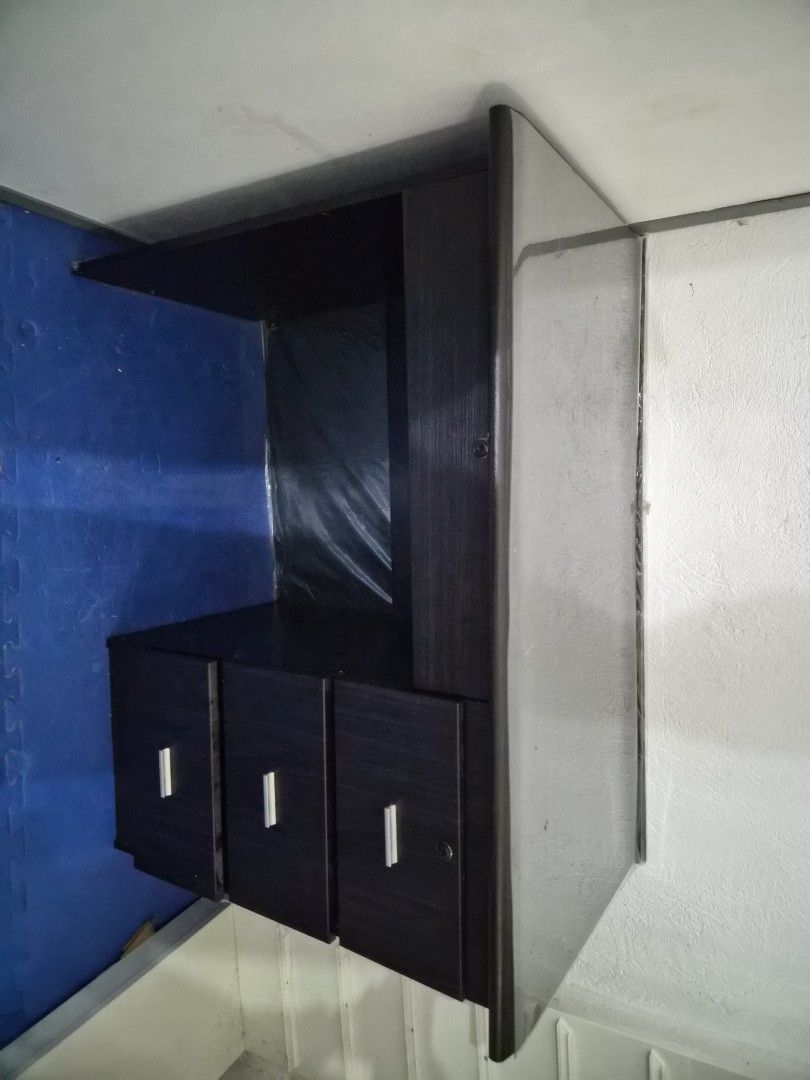Dark Wood Desk with 3 Drawers, Study Table ,Office table (Category: Tables & Sets) located in Pasig City. Submitted by maidiem (Listing ID 1447764944, Image 1). Description: - Dark wood desk - Three drawers on the right side - Smooth and glossy top surface - Plenty of legroom underneath - Ideal for study or office use.