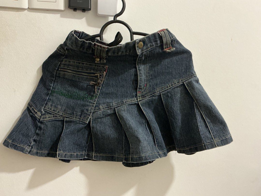 Denim miniskirt (Category: Skirts) located in Kuala Lumpur. Submitted by larplarplarpsahur (Listing ID 1447782216, Image 2). Description: Fits xxs-s I have decided a more modest life style… 👽.