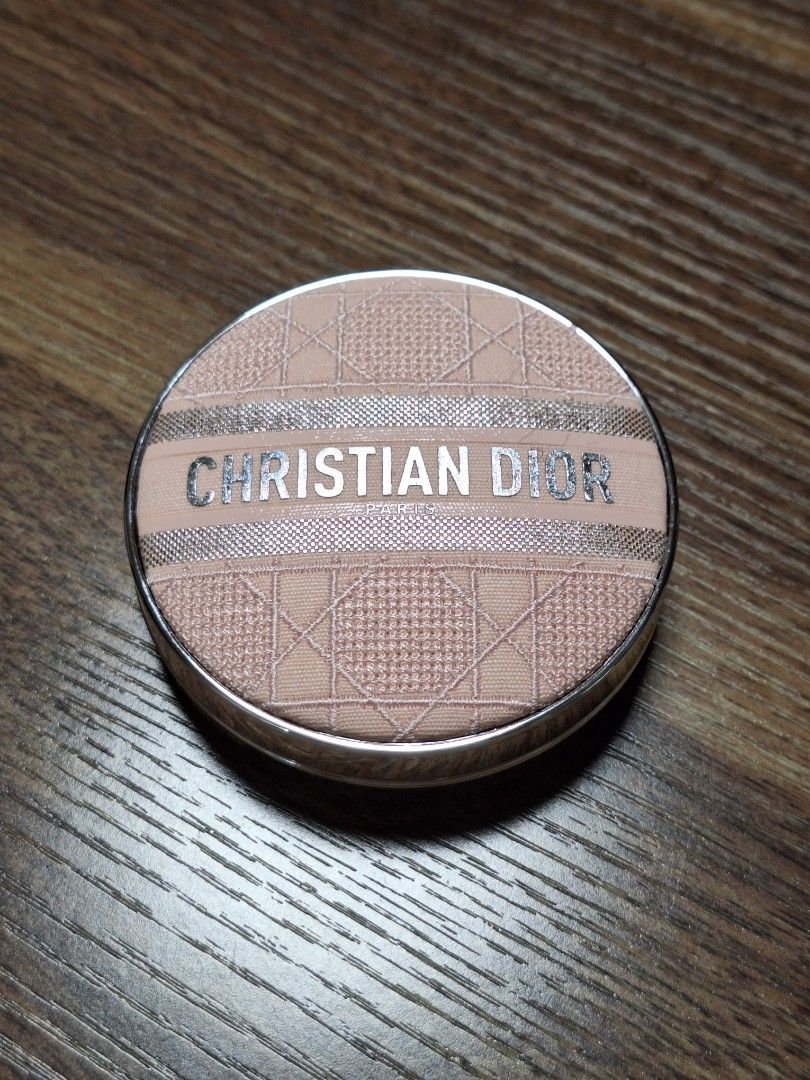 Dior cushion case （分類：化妝品）位於 Hong Kong。 由 fungevawaiting 提交（商品編號 1447819090，圖片 1）。簡介： Dior compact. The lid has the Christian Dior logo. The inside shows the powder and a ring that says 'Made in Korea'. Some powder residue is visible on the ring. Please check photos for details.。