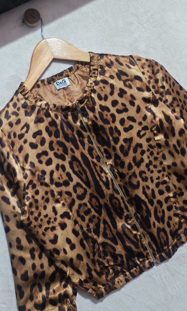 DnG Dolce and Gabbana Leopard Print Bomber Jacket (Category: Coats, Jackets and Outerwear) located in Baguio. Submitted by luxuryph2600_eric (Listing ID 1447842563, Image 3). Description: DNG Bomber Jacket Leopard print 📌 Details⬇️⬇️⬇️ 📍Excellent Condition 📍Color Rate 10/10 📍Dimes 19*20 📍Size Small 💰 PRICE 1000 FREE SHIPING 📌Loc. Baguio City Shipping Via J&T Reminder : Items are Thrifted and carefully Selected from Thrift Stores/Box/Bales 