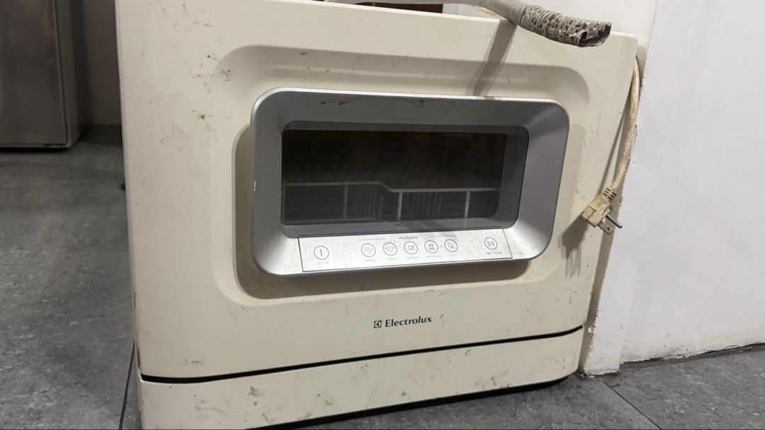 Electrolux Countertop Dishwasher (Category: Dishwasher) located in Cainta. Submitted by jtc23 (Listing ID 1447776122, Image 3). Description: - Electrolux countertop dishwasher - Compact size, fits on your counter - Easy to use controls - Ideal for small kitchens or apartments - Selling as is - need cleaning . Na stock but working .