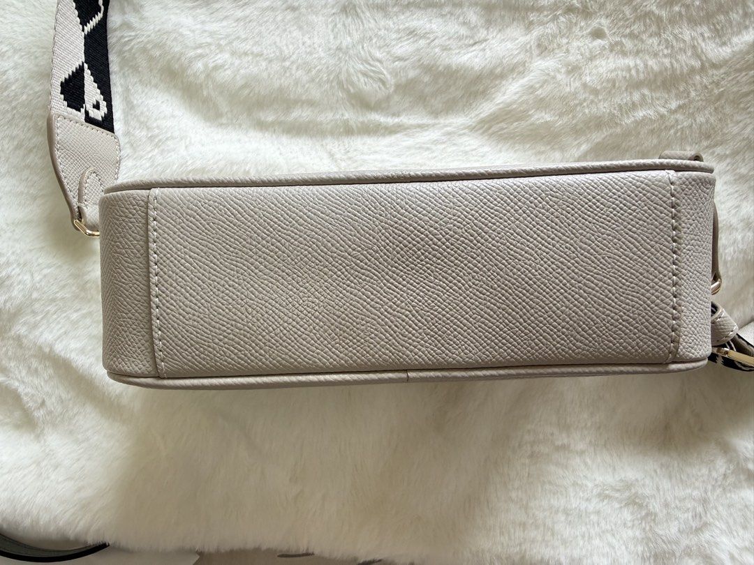 Furla 相機包 （分類：多用途袋）位於 Hong Kong。 由 wongwong66 提交（商品編號 1447718687，圖片 3）。簡介： Furla camera bag 原價1380加拿大購買 。