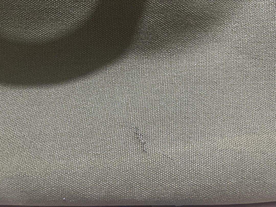GIORDANO Laptop Bag, Olive Green (Category: Laptop Bags & Sleeves) located in Manila. Submitted by switchtosave (Listing ID 1447771490, Image 2). Description: Material: Canvas Color: Olive green 2-wag bag: Hand bag/ Shoulder bag.