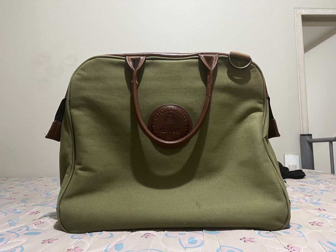 GIORDANO Laptop Bag, Olive Green (Category: Laptop Bags & Sleeves) located in Manila. Submitted by switchtosave (Listing ID 1447771490, Image 1). Description: Material: Canvas Color: Olive green 2-wag bag: Hand bag/ Shoulder bag.