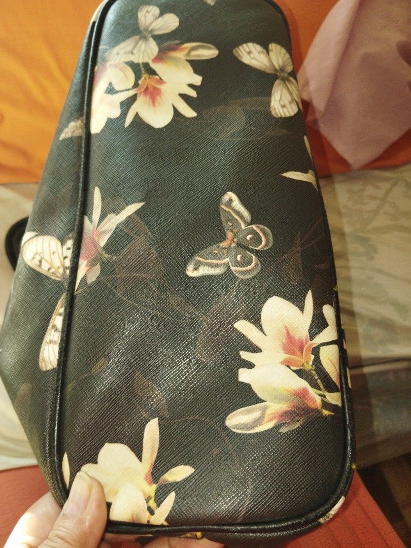 Givenchy tote (Category: Luxury Bags & Wallets) located in Makati City. Submitted by fiercewind.7bf54e (Listing ID 1447880650, Image 3). Description: erased code with pouch medium bag sign of use only.
