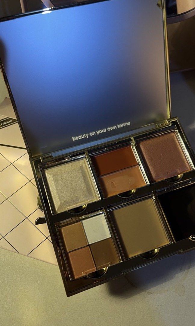 Glow 6-Pan Customizable Makeup Palette Limited Edition (Category: Makeup) located in Caloocan City. Submitted by saloeraskie (Listing ID 1447699025, Image 2). Description: 400 for PAN 1,100 for all inserts - Limited edition Glow 6-pan customizable makeup palette - Includes highlight, contour, and blush shades - Features a beautiful quilted design - Comes with the original box - Perfect for creating versatile makeup looks.