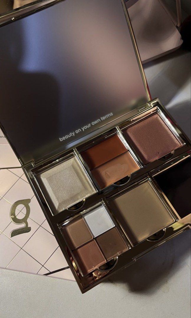 Glow 6-Pan Customizable Makeup Palette Limited Edition (Category: Makeup) located in Caloocan City. Submitted by saloeraskie (Listing ID 1447699025, Image 1). Description: 400 for PAN 1,100 for all inserts - Limited edition Glow 6-pan customizable makeup palette - Includes highlight, contour, and blush shades - Features a beautiful quilted design - Comes with the original box - Perfect for creating versatile makeup looks.