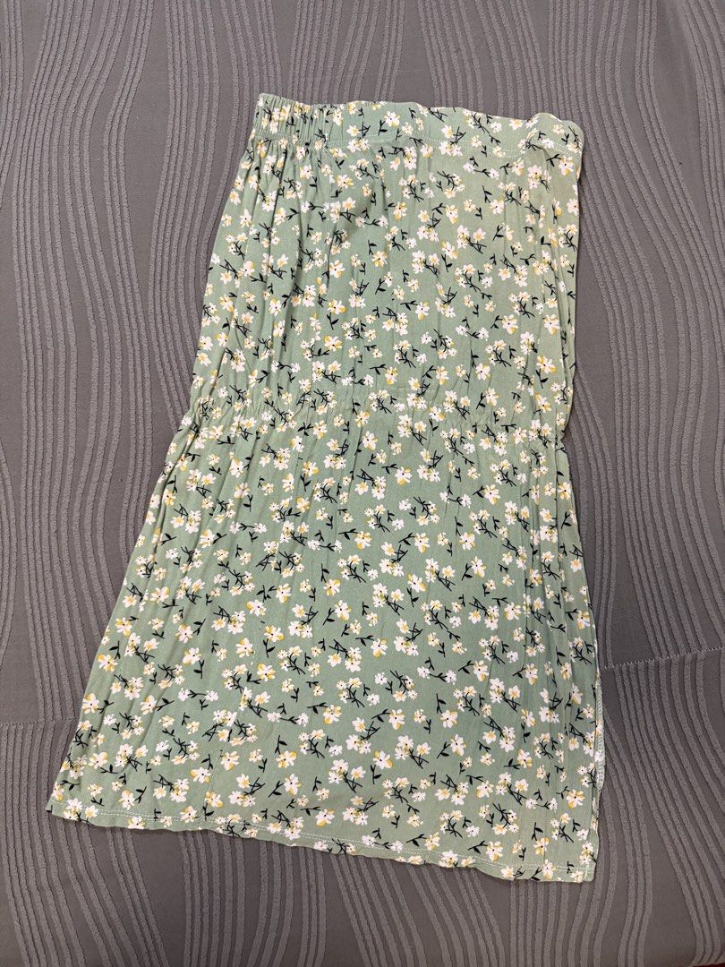 Green Floral Slit Skirt (Category: Dresses) located in Arayat. Submitted by decluk8 (Listing ID 1447877869, Image 1). Description: Size: S Needs steaming/ironing.