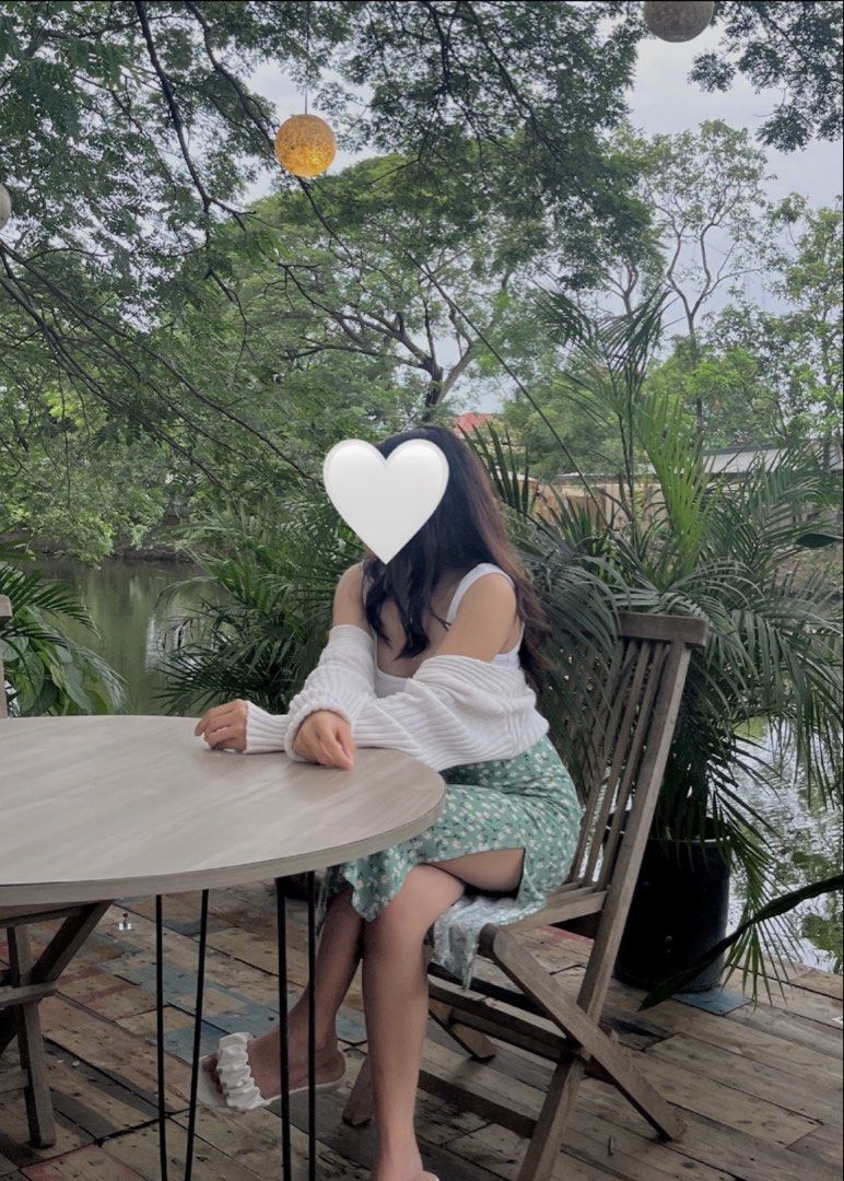 Green Floral Slit Skirt (Category: Dresses) located in Arayat. Submitted by decluk8 (Listing ID 1447877869, Image 3). Description: Size: S Needs steaming/ironing.