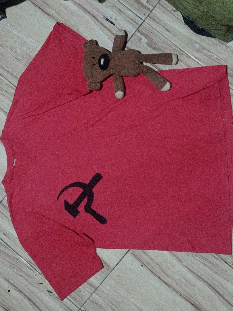Green Minecraft Creeper Polo T-shirt (Category: Tshirts & Polo Shirts ) located in Manila. Submitted by sourceph (Listing ID 1447726268, Image 3). Description: Green polo with big Minecraft creeper face design.(free size idk? kinda Large~) Black T-shirt with live leak design. (S-M) Red shirt with.. a cool design. (L-XL) Brown domo short. (L-XL) 300 each, take all 1k nlng btw lahat yan hand painted ah.