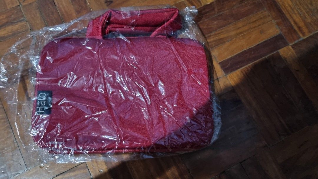 Halo Red Pouch Bag with Handle (Category: Laptop Bags & Sleeves) located in Manila. Submitted by yellowfaust (Listing ID 1447852322, Image 1). Description: - Red pouch bag - Features a convenient top handle - Comes in original plastic packaging - Simple and functional design - Ideal for safely carrying your tech devices Brand New, No Flaws Loc: Anonas, Q.C..