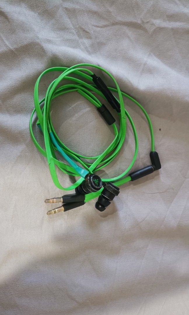 HAMMERHEAD PROV2 (Category: Earphones) located in Kuala Lumpur. Submitted by not_pkwmxd (Listing ID 1447719616, Image 3). Description: Authentic Product. There are defect on it (external rubber are broken, internal wire are expose) wire are still connected well no defect on wire, it is still fully functionable smoothly..