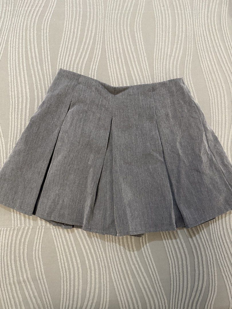 High Waist Pleated Mini Skirt (Category: Skirts) located in Arayat. Submitted by decluk8 (Listing ID 1447877810, Image 2). Description: Color: Gray Size: S (65 - 69 cm) Used once .