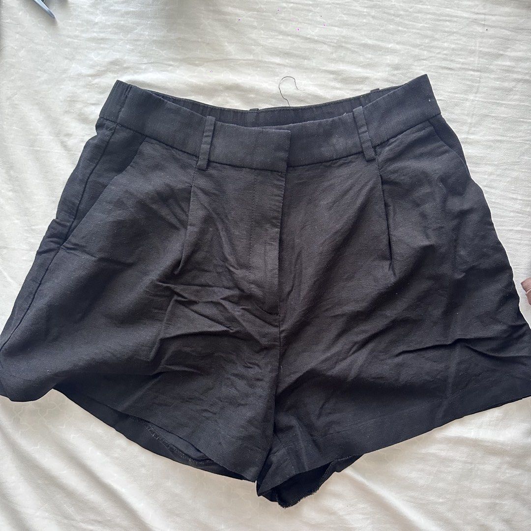 High Waisted Pleated Shorts (Category: Shorts) located in Mandaluyong City. Submitted by sofiafd_ (Listing ID 1447791975, Image 2). Description: Fits S-M.