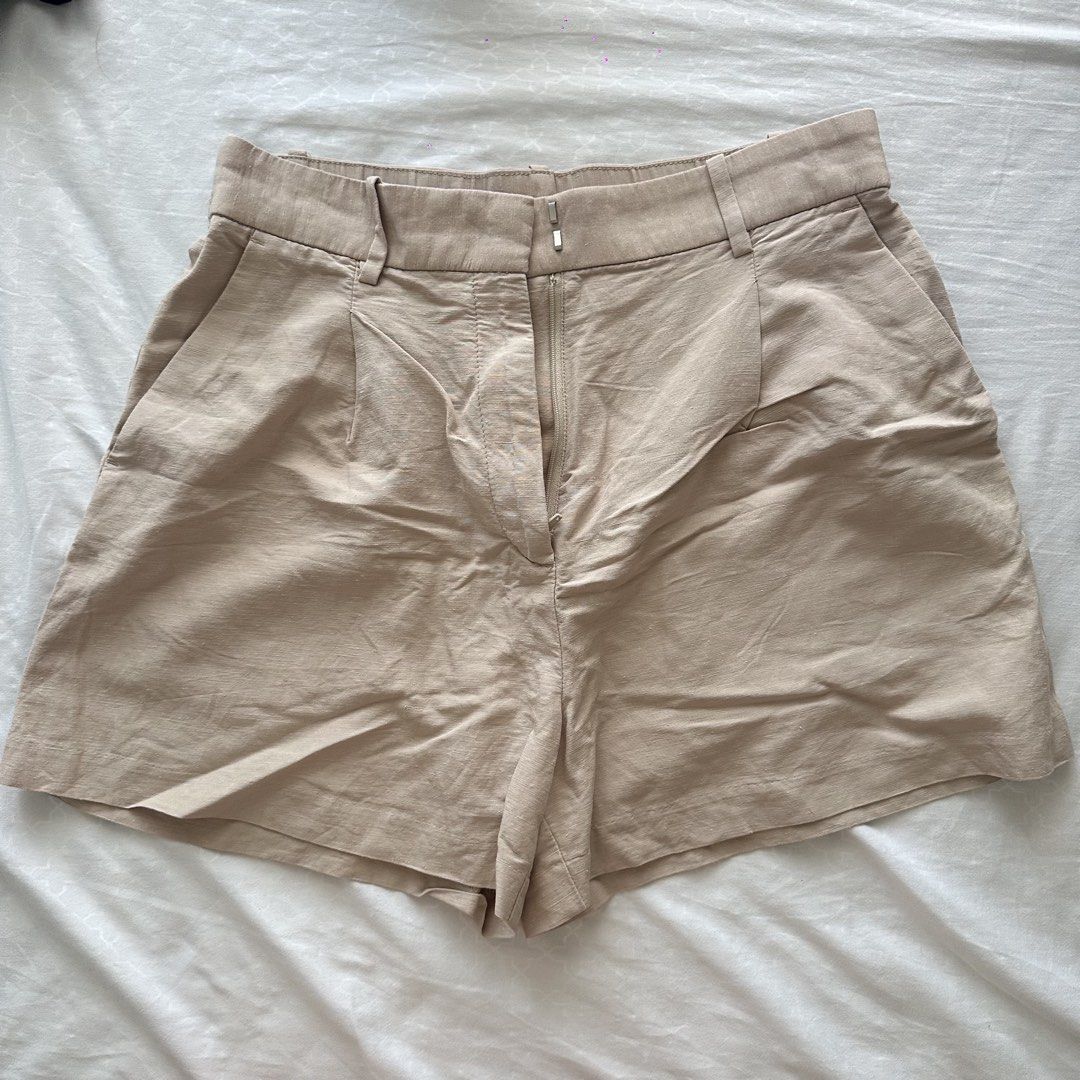 High Waisted Pleated Shorts (Category: Shorts) located in Mandaluyong City. Submitted by sofiafd_ (Listing ID 1447791975, Image 1). Description: Fits S-M.