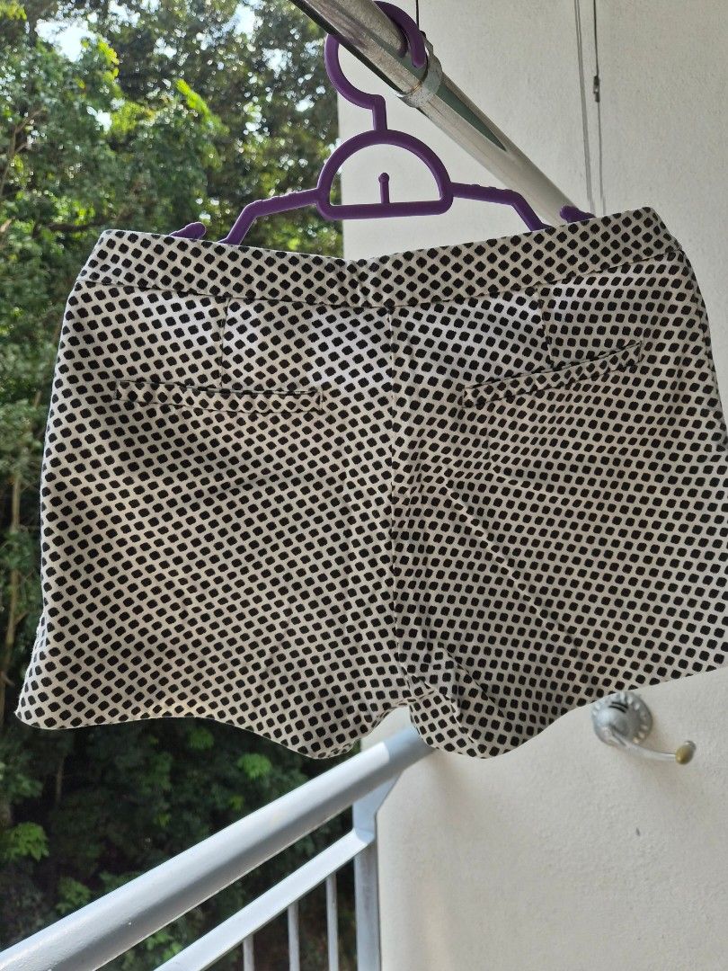 H&M Black & White Mini Shorts (Category: Other Bottoms) located in Petaling Jaya. Submitted by mochi_thrift_store (Listing ID 1447743259, Image 2). Description: - Brand: H&M - Pattern: Black and white diamonds - Size: US/CA 6, EUR 36 - Origin: Made in Indonesia - Style: Perfect for casual wear - Excellent pre-owned condition with slight fabric fading from normal washing.