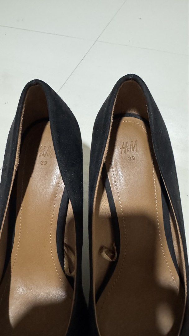 H&M Black Velvet Heels (Category: Heels) located in Mandaluyong City. Submitted by _rizaespiritu (Listing ID 1447827496, Image 2). Description: size 39 good as new used only once .