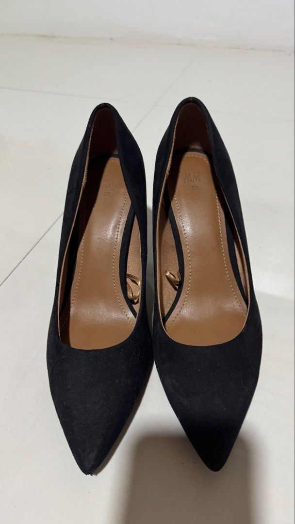 H&M Black Velvet Heels (Category: Heels) located in Mandaluyong City. Submitted by _rizaespiritu (Listing ID 1447827496, Image 1). Description: size 39 good as new used only once .
