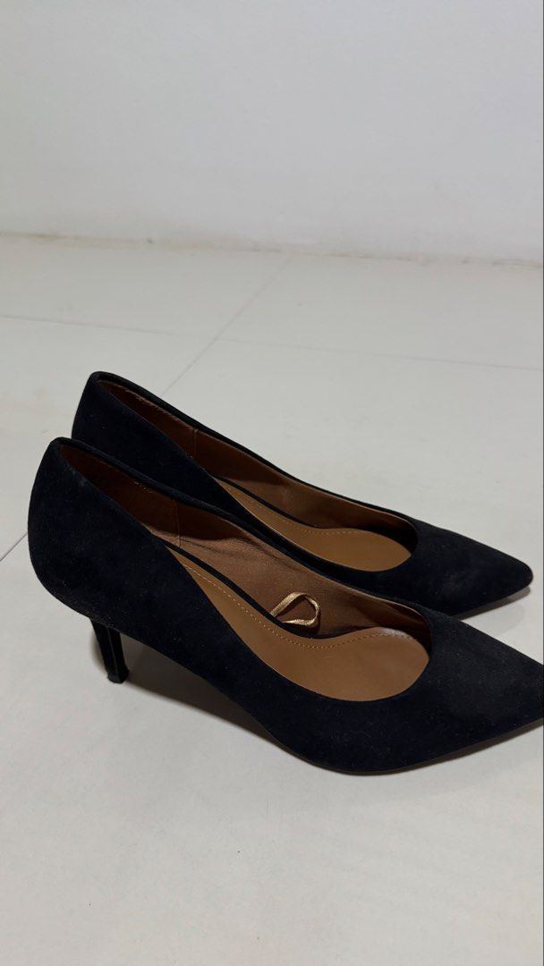 H&M Black Velvet Heels (Category: Heels) located in Mandaluyong City. Submitted by _rizaespiritu (Listing ID 1447827496, Image 3). Description: size 39 good as new used only once .