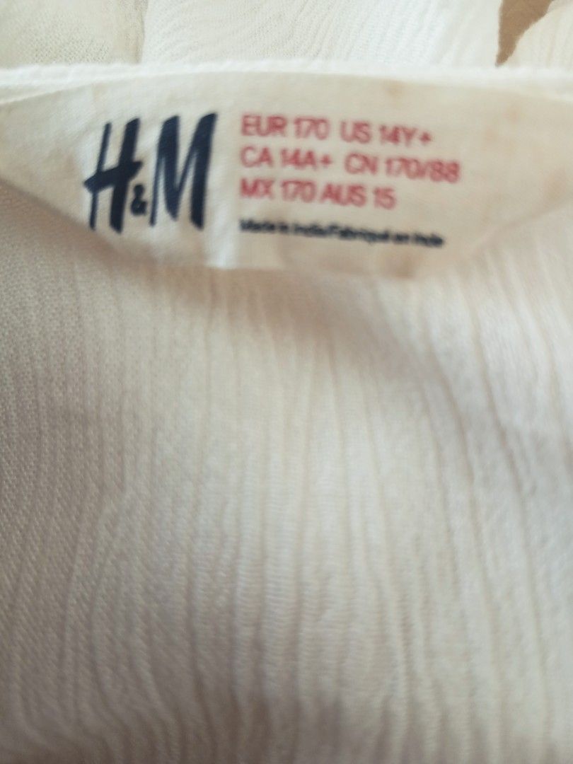 H&M Blouse (Category: Longsleeves) located in Paranaque City. Submitted by brighttree_0e1521 (Listing ID 1447731066, Image 2). Description: still good condition without flaws just stock in the closet.