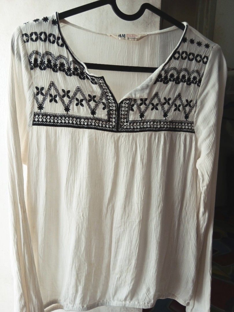 H&M Blouse (Category: Longsleeves) located in Paranaque City. Submitted by brighttree_0e1521 (Listing ID 1447731066, Image 1). Description: still good condition without flaws just stock in the closet.