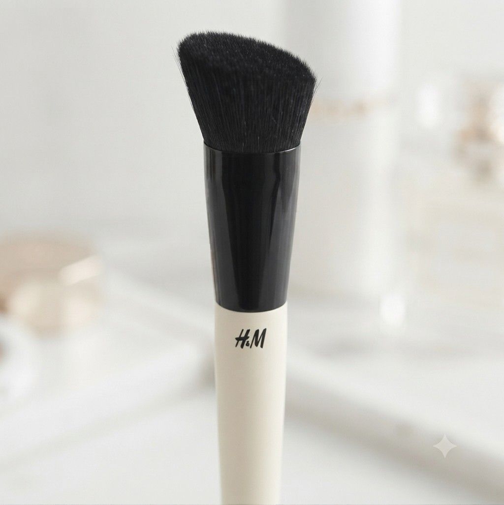 H&M Buffer And Blusher Brush (Category: Makeup) located in Manila. Submitted by azenithbch88104 (Listing ID 1447076676, Image 3). Description: - H&M Dual-Ended Makeup Brush - One side: Flat, angled brush for precise application - Other side: Fluffy blending brush for seamless blending - Ideal for foundation and concealer - Versatile for various makeup looks - Features a clean handle with the H&M logo.