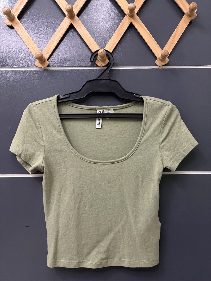 H&M Divided Basic Croptop (Category: Shirts) located in Tarlac. Submitted by zyrnn_ (Listing ID 1447817708, Image 1). Description: 🌸 PRELOVED 🌸 XXS ON TAG CAN FIT UP TO XS USED ONCE‼️ 📍TARLAC / PAMPANGA .