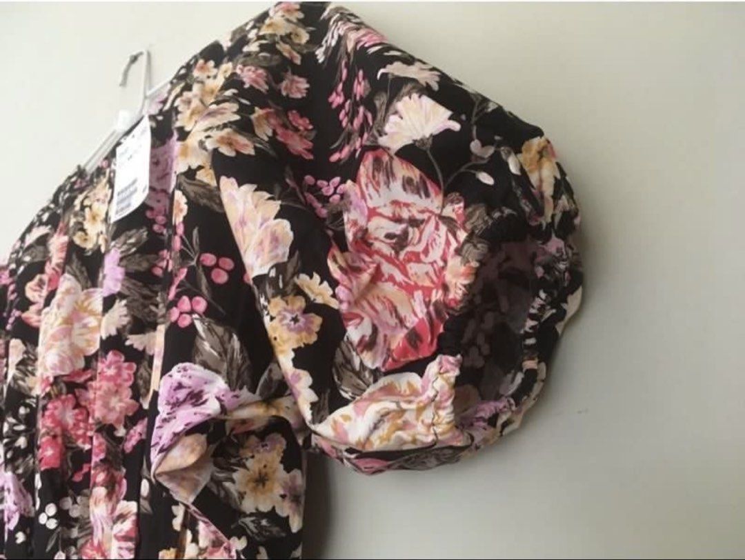 H&M Floral Dress (Category: Dresses) located in Manila. Submitted by switchtosave (Listing ID 1447839854, Image 3). Description: .