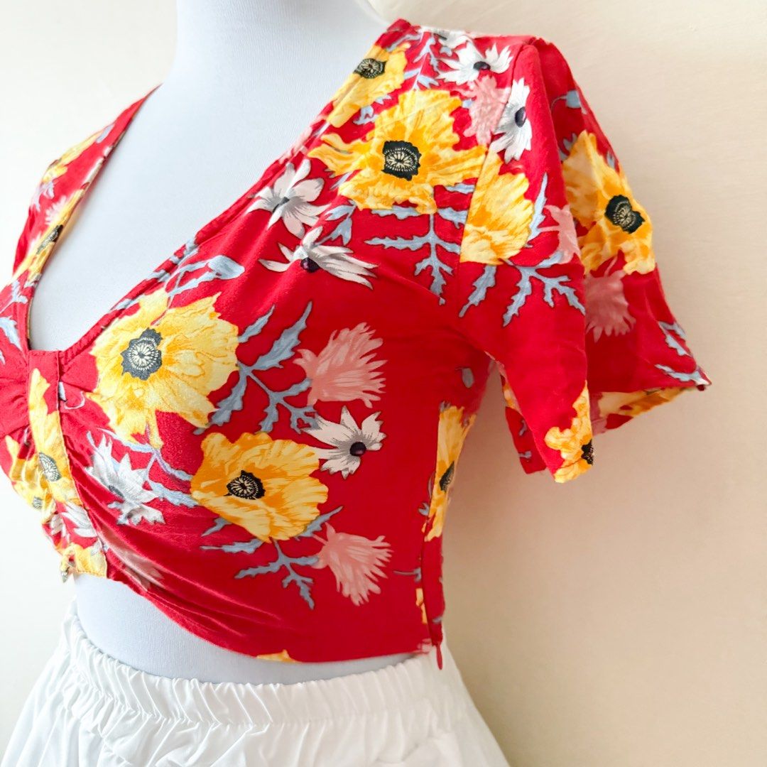 H&M Red Floral Crop Top (Category: Others Tops) located in Antipolo. Submitted by rosywardrobe (Listing ID 1447809180, Image 3). Description: 🎀 MAKE READING A HABIT 🎀 • No order form, no reservation! • Strictly 1 day reservation • Payment first before order processing • No return, No exchange • Don’t make an offer if you’re not 100% sure • No shipping every weekends — PAYMENT CHANNELS — • GCash • Gotyme • Maya • BDO • BPI • Unionbank — DELIVERY