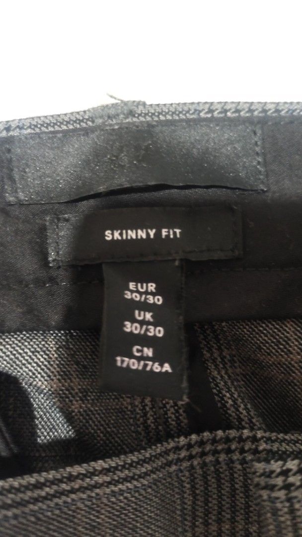 H&M Skinny Fit Checked Trousers (Category: Trousers) located in Quezon City. Submitted by methodstudios (Listing ID 1447810213, Image 2). Description: - H&M Grey Checked Skinny Fit Trousers - Size: 30/30 - Made in Indonesia - Ideal for smart casual or work wear - Selling as a friend is clearing out their wardrobe.
