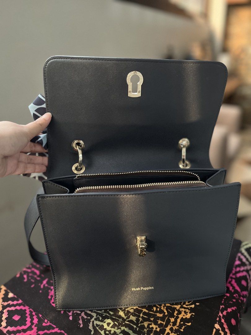 Hush Puppies Bag Kantor (Kategori: Tas & Dompet Wanita) berada di Bekasi. Dikirim oleh curatedbyshei (ID iklan 1447776820, Gambar 2). Deskripsi: Tas hush puppies include scarf | Navy | Never used | New | include dust bag No minus!.