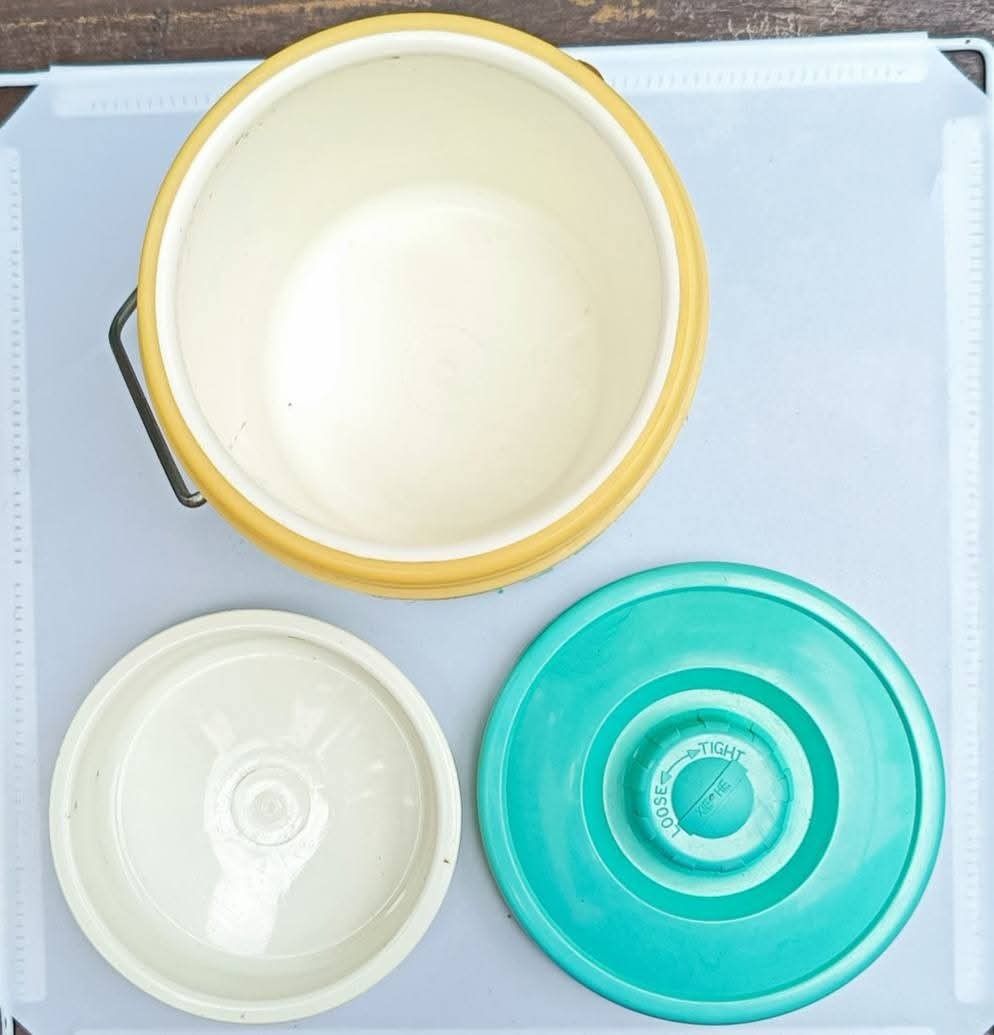 Insulated Food Container/Keeper (Category: Other Kitchenware & Tableware) located in Baguio. Submitted by boxmania (Listing ID 1447701873, Image 2). Description: 2 layers Est. 2.5L capacity From HK/UK/Dubai/Canada or Japan Surplus Box What you see is what you get No return, no exchange (random item po nakukuha ng seller sa box).