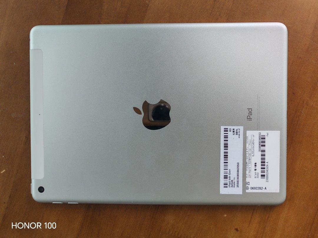 IPad 5 (Category: iPad) located in Kuala Lumpur. Submitted by anzhi9527 (Listing ID 1447750193, Image 1). Description: - iPad 5 (5th Generation) - Color: Silver - Storage: 32GB - Classic Apple design - Suitable for daily tasks and entertainment.