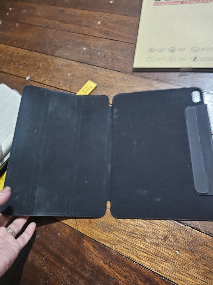 Ipad air 4 casing bavin and goojodoq screen protector (Category: Cases & Sleeves) located in Manila. Submitted by onlinesmartshopping12 (Listing ID 1447817922, Image 3). Description: all in 1 bavin casing black 1 blue 1 pink 2 screen protectors.