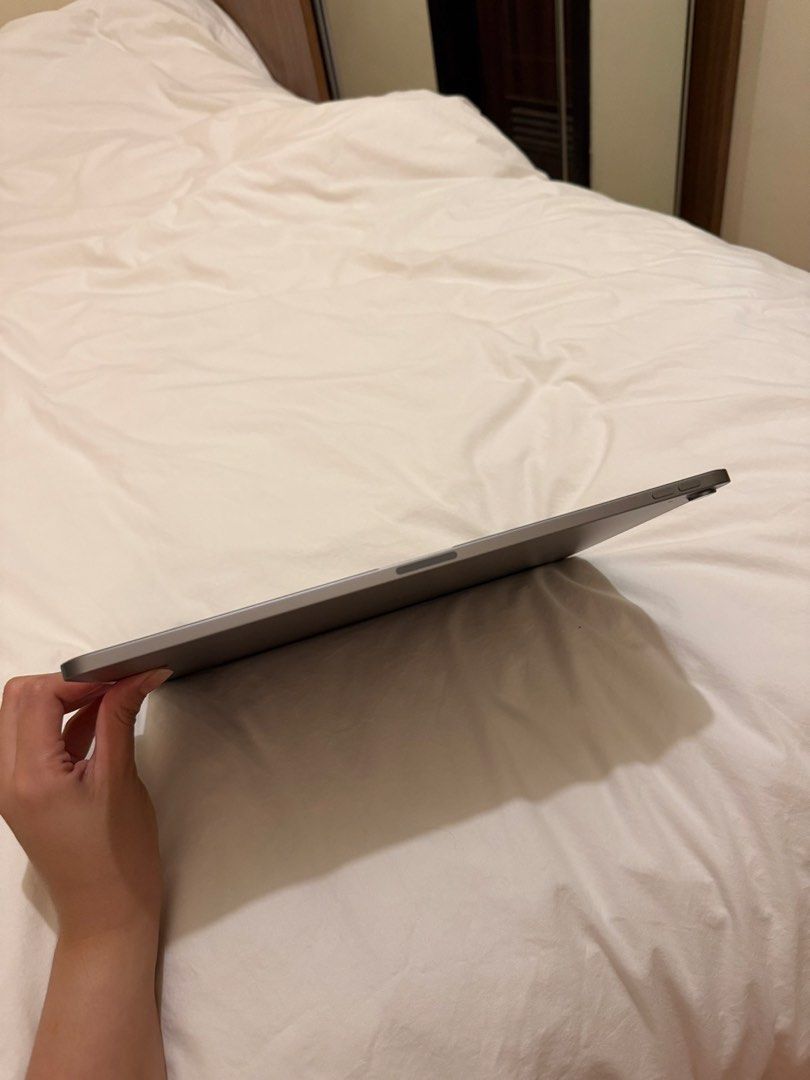 IPAD AIR m2 13” (Category: Laptops & Notebooks) located in Orani. Submitted by raffz.ph (Listing ID 1447722082, Image 3). Description: - iPad Air 5th Generation - 256gb - Space Gray Color - Wi-Fi Only Model - Battery Health: 97% - Cycle Count: 143 - Manufactured: June 2024 - First Used: August 2024 Sobrang kinis pwedeng pwede sa maarte. Pwede tumawad wag lang OA! .