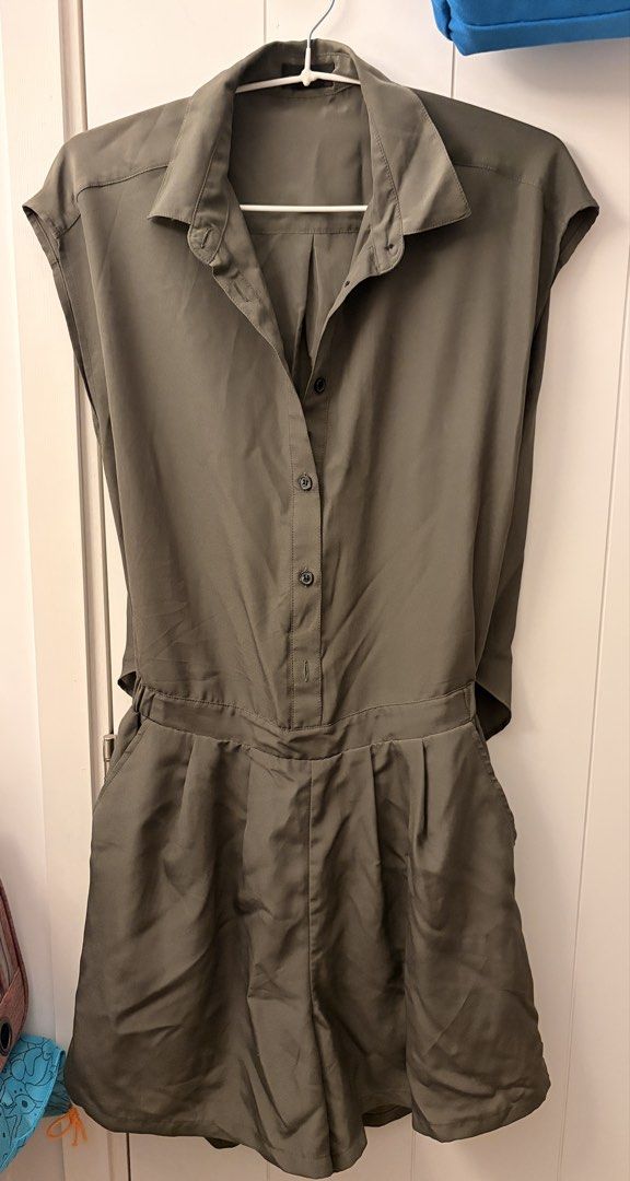 Jump suit （分類：連身裙）位於 Hong Kong。 由 ladybeee 提交（商品編號 1447865626，圖片 1）。簡介： Blue and white striped maxi dress. Off-shoulder design with short sleeves. Comes with a matching fabric belt to cinch the waist. Button-up front detail. Pockets on both sides. Great for a casual day out or a beach trip.。