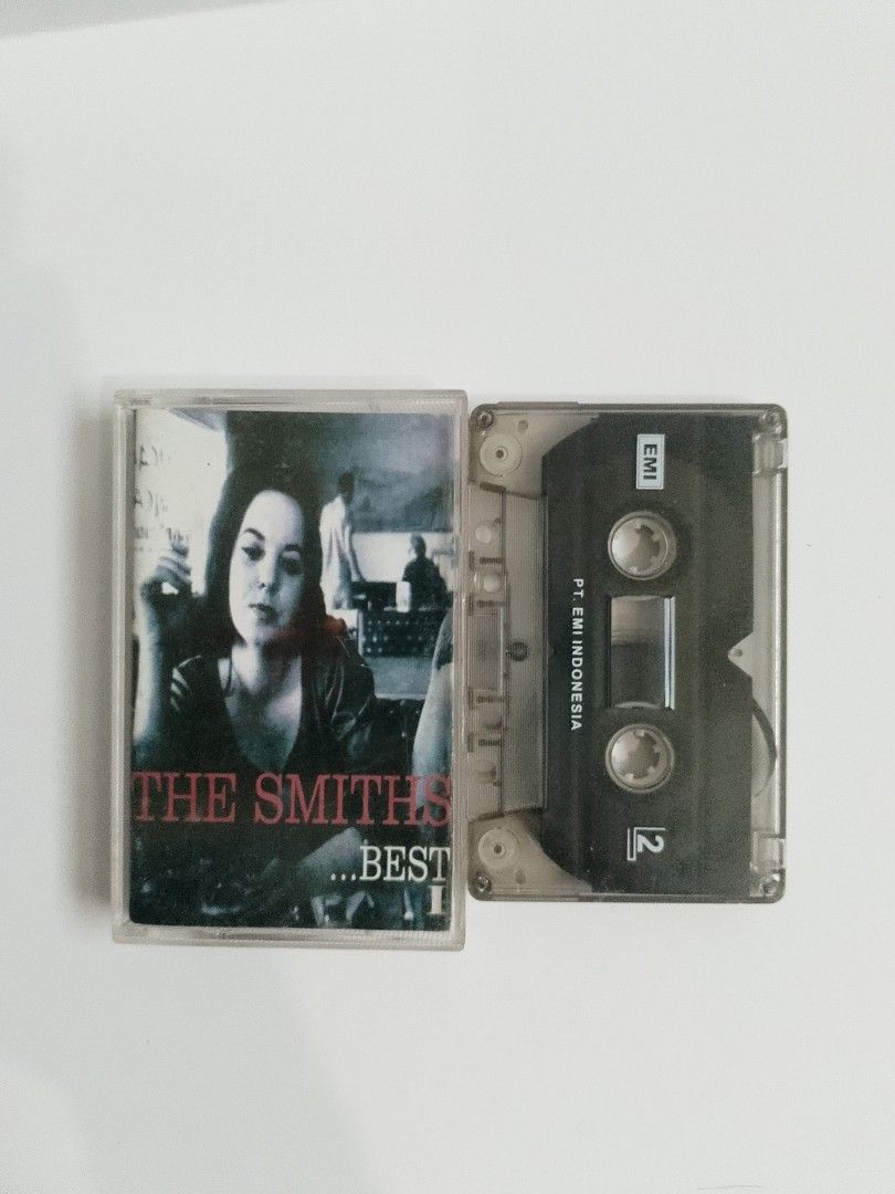 KASET PITA ( THE SMITHS ) (Kategori: CD, DVD & Lainnya) berada di Jakarta Barat. Dikirim oleh warungpita.id (ID iklan 1447865789, Gambar 2). Deskripsi: KASET PITA THE SMITHS – ORIGINAL / PRELOVED Dijual kaset pita The Smiths dalam kondisi seperti baru. Cocok untuk kolektor maupun penikmat musik klasik alternatif. Detail Produk: • Artis: The Smiths • Format: Kaset Pita (Cassette Tape) • Kondisi: Seperti baru, fisik terawat • Cover dan casing masih