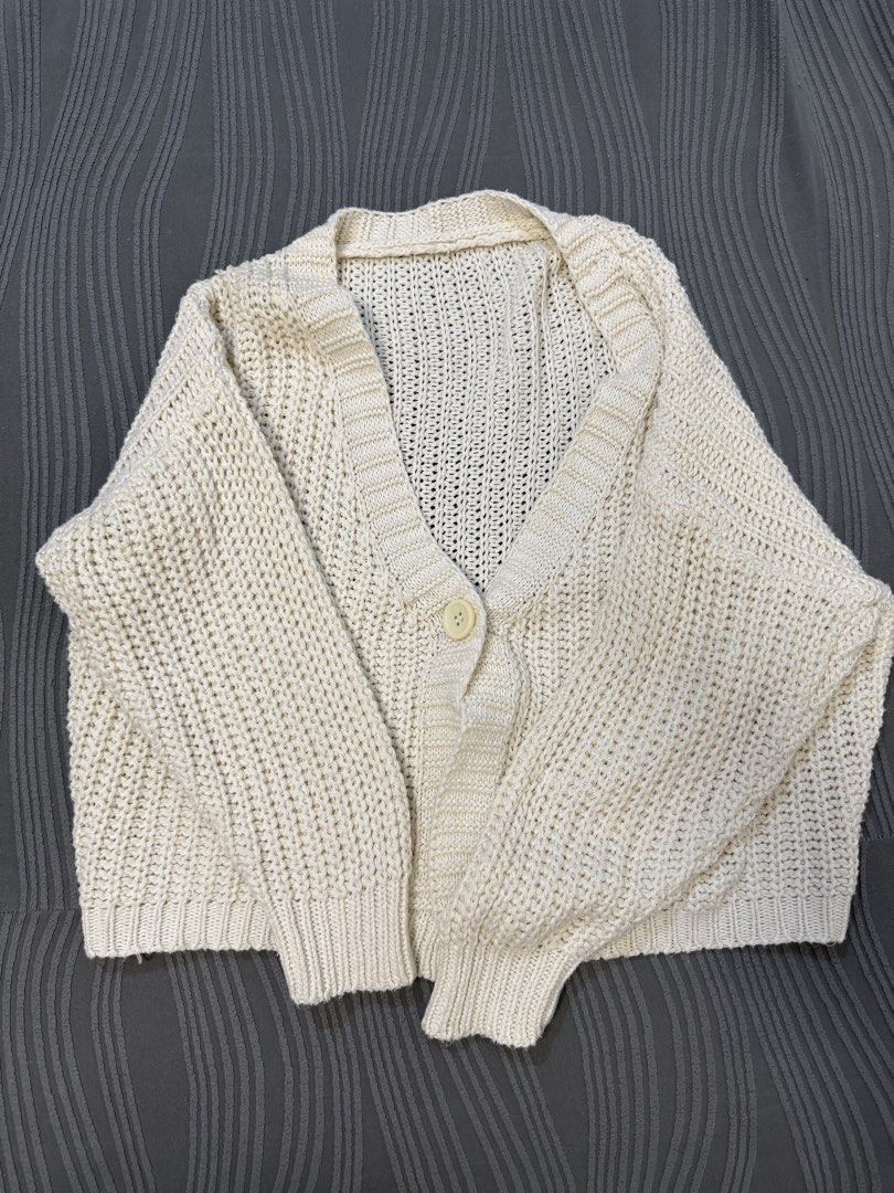 Knitted Sweater Cardigan (Category: Coats, Jackets and Outerwear) located in Arayat. Submitted by decluk8 (Listing ID 1447882095, Image 1). Description: Color: Apricot.