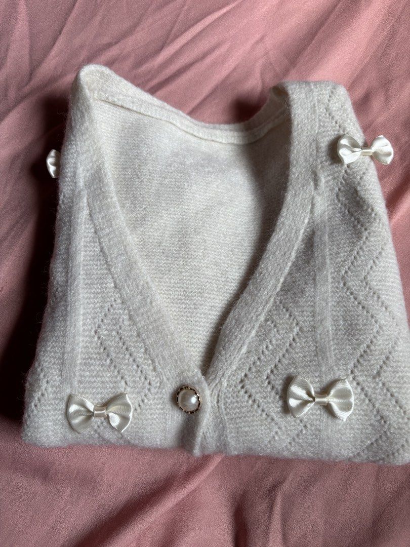 Korean knit top ivory (Category: Blouses) located in San Juan City. Submitted by ywkly (Listing ID 1447724396, Image 3). Description: Di pa nsuot orig price 699.