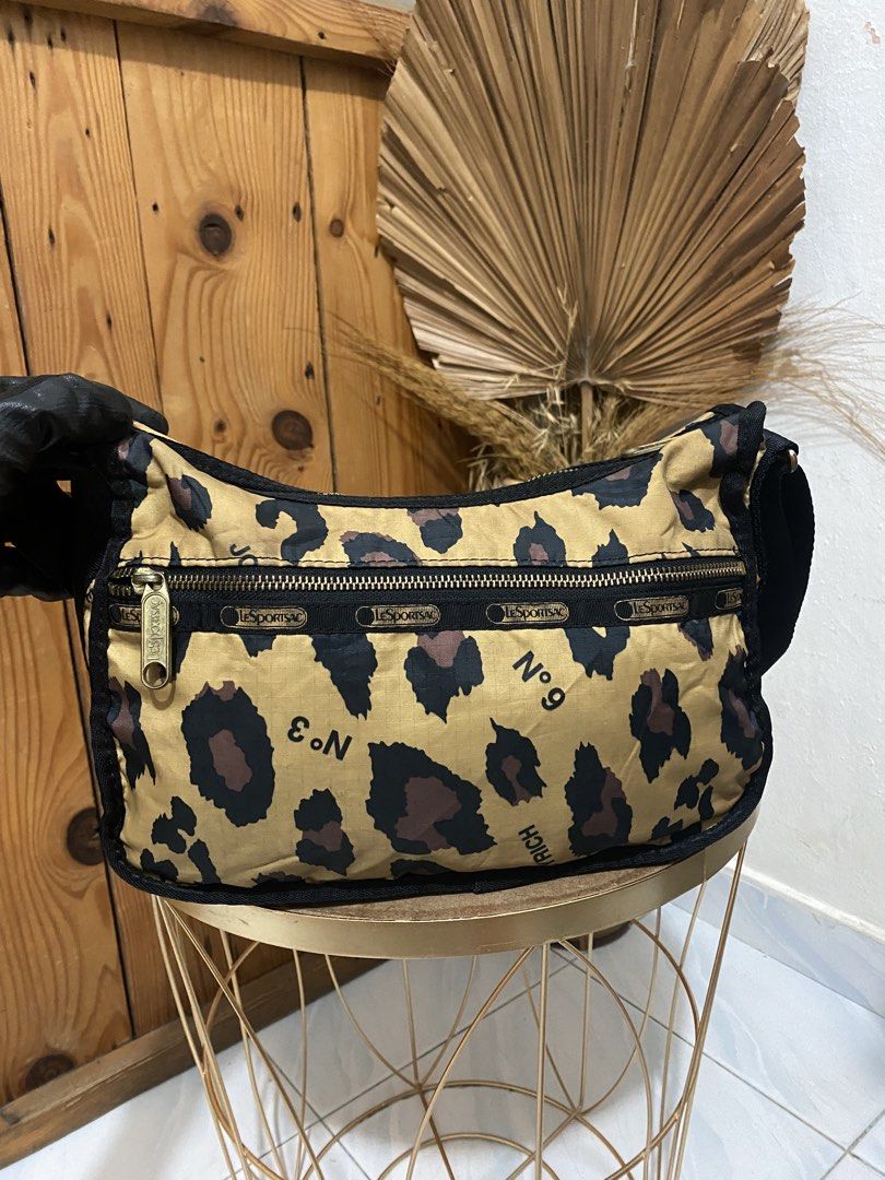 Leaportsac los angeles series (Kategori: Tas & Dompet Wanita) berada di Jakarta Selatan. Dikirim oleh fandorastore (ID iklan 1447866596, Gambar 3). Deskripsi: Lesportsac los angeles Very good condition Hrga blm termasuk ongkir dari batam.