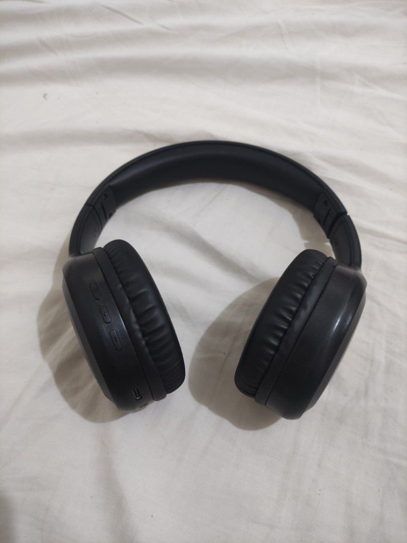 Lenovo Wireless Headphones Black (Category: Headphones & Headsets) located in Manila. Submitted by livewater-0f48 (Listing ID 1447678208, Image 2). Description: - Black Lenovo Over-Ear Headphones - Comfortable earcups and adjustable headband - Folds for convenient storage - Ideal for music and calls - Delivers good sound quality.