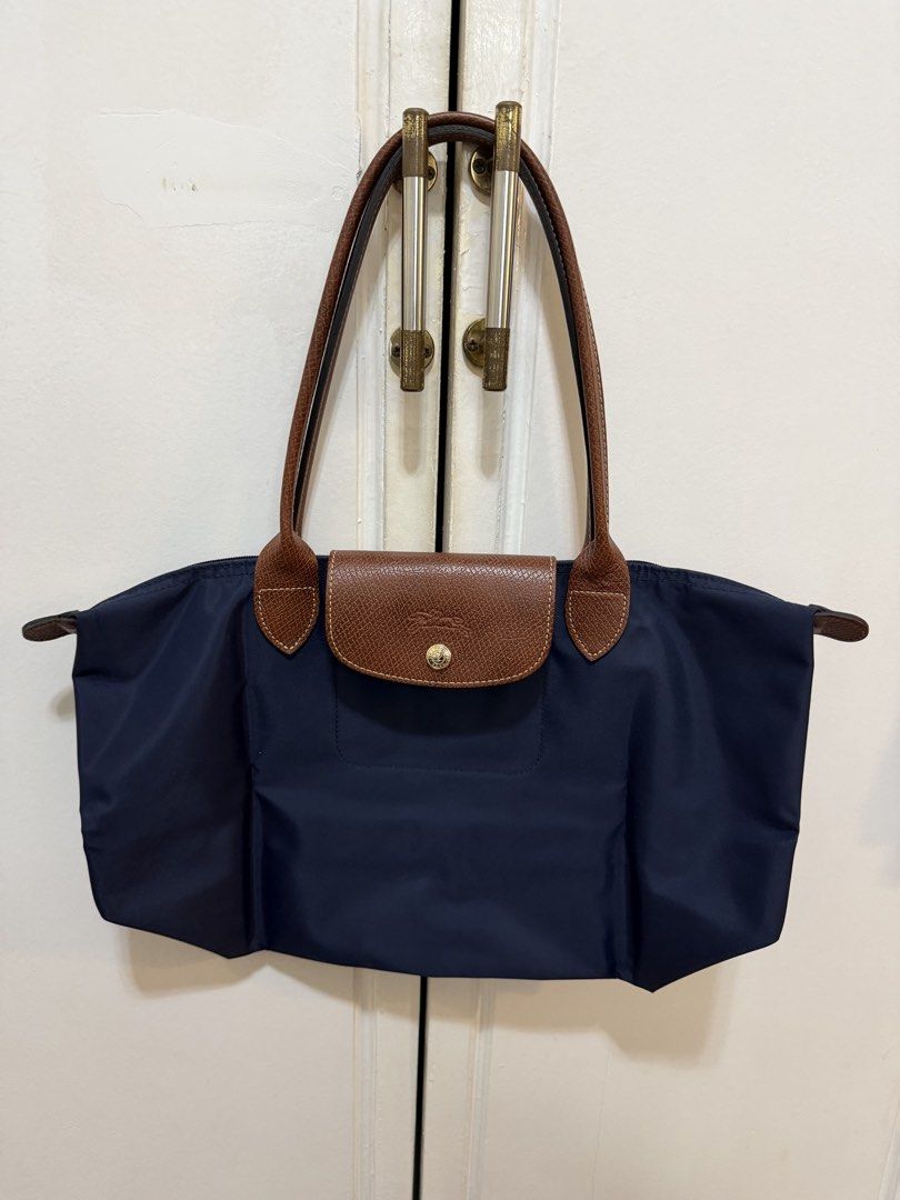 Longchamp Le Pliage Navy Blue Medium (Category: Luxury Bags & Wallets) located in Quezon City. Submitted by lemariesuing (Listing ID 1447717348, Image 1). Description: 100% original bought from Rustans reason for selling: decluttering with Longchamp Ziplock bag no flaws and issues, very clean Talipapa Quezon City area seller Shipping only thru lalamove or grab in areas accessible from Quezon City.
