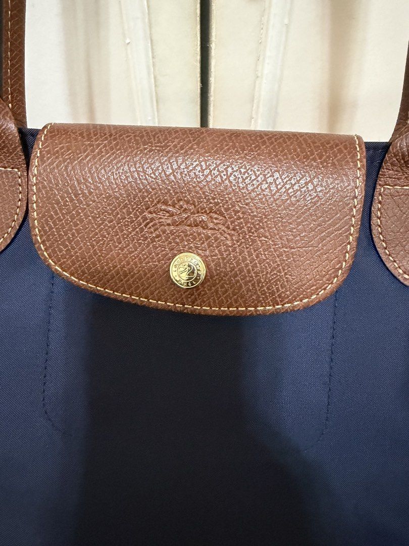 Longchamp Le Pliage Navy Blue Medium (Category: Luxury Bags & Wallets) located in Quezon City. Submitted by lemariesuing (Listing ID 1447717348, Image 3). Description: 100% original bought from Rustans reason for selling: decluttering with Longchamp Ziplock bag no flaws and issues, very clean Talipapa Quezon City area seller Shipping only thru lalamove or grab in areas accessible from Quezon City.