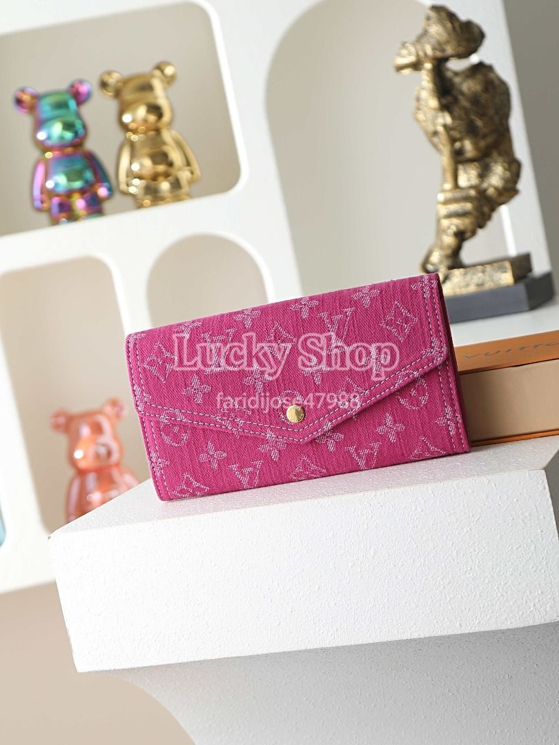全新🌸Louis Vuitton LV Sarah Wallet 玫紅色 帆布長款錢包 卡包 （分類：手袋及銀包）位於 Hong Kong。 由 faridijose47988 提交（商品編號 1447797123，圖片 1）。簡介： 🌸 貨品說明 • 100% 全新水貨，未開封未用過 • 出貨前會仔細檢查，確保無明顯瑕疵 🚛 交收＆送貨 • 順豐到付／包順豐自取點 • 可選：住宅／公司／順豐站／智能櫃 • 入數後 2-3 個工作天寄出❤️ • 寄出後會俾 tracking no. 你，方便追蹤 • 旺季／假期物流繁忙，可能遲少少，請見諒 🙏。