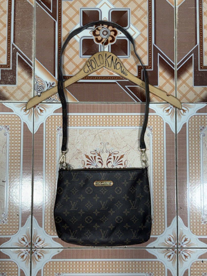 Louis Vuitton Monogram Shoulder Bag (Category: Luxury Bags & Wallets) located in Badian. Submitted by choloknows (Listing ID 1447839433, Image 1). Description: Good as New 9.9/10 Used No scratch or any issues 1300 + sf.